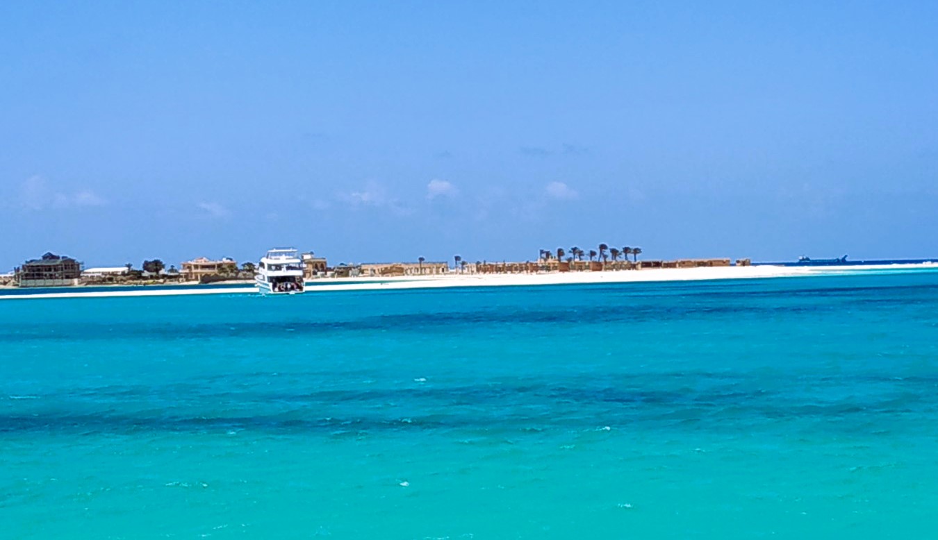 شاطئ الغرام من الناحية الأخرى من خليج مطروح