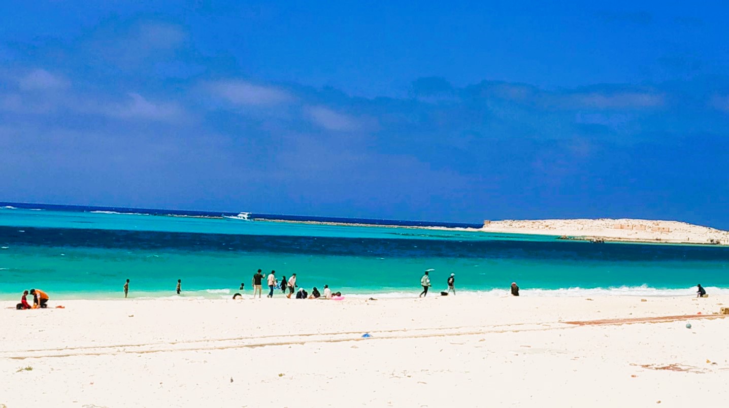 شاطئ مطروح العام والناحية الاخرى شاطئ روميل