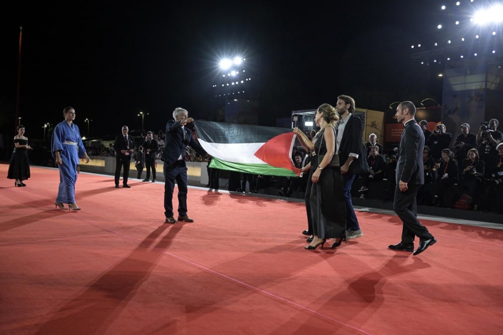 علم فلسطين على السجادة الحمراء لمهرجان فينسيا علم فلسطين على السجادة الحمراء لمهرجان فينسيا