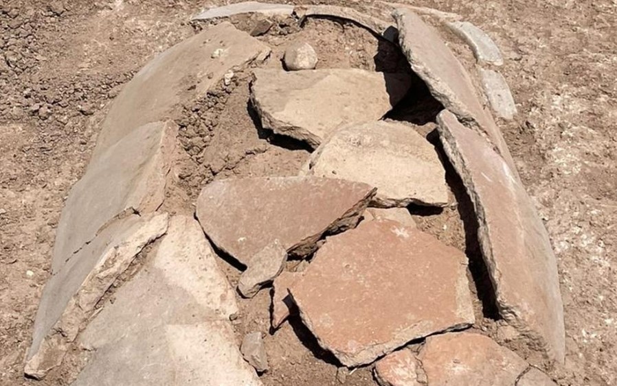 تابوت طينى عثر عليه بالقرب من بحيرة سد الموصل