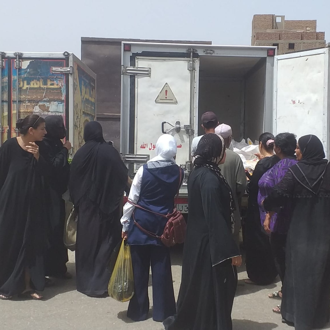 توافد المواطنين على أسواق اليوم الواحد حول الأقصر توافد المواطنين على أسواق اليوم الواحد حول الأقصر