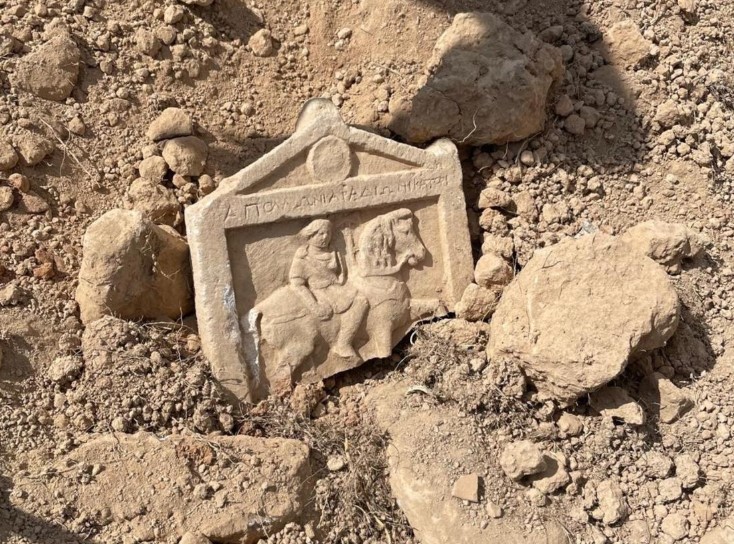 لوحة حجرية منحوتة