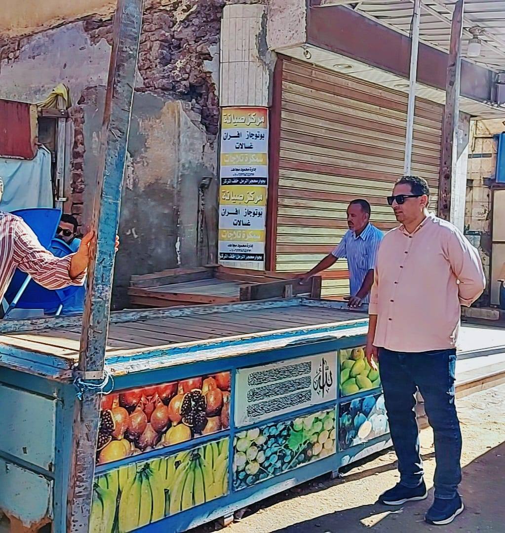 رئيس مدينة بسيون يرفع اشغالات عدد من المحلات رئيس مدينة بسيون يرفع اشغالات عدد من المحلات