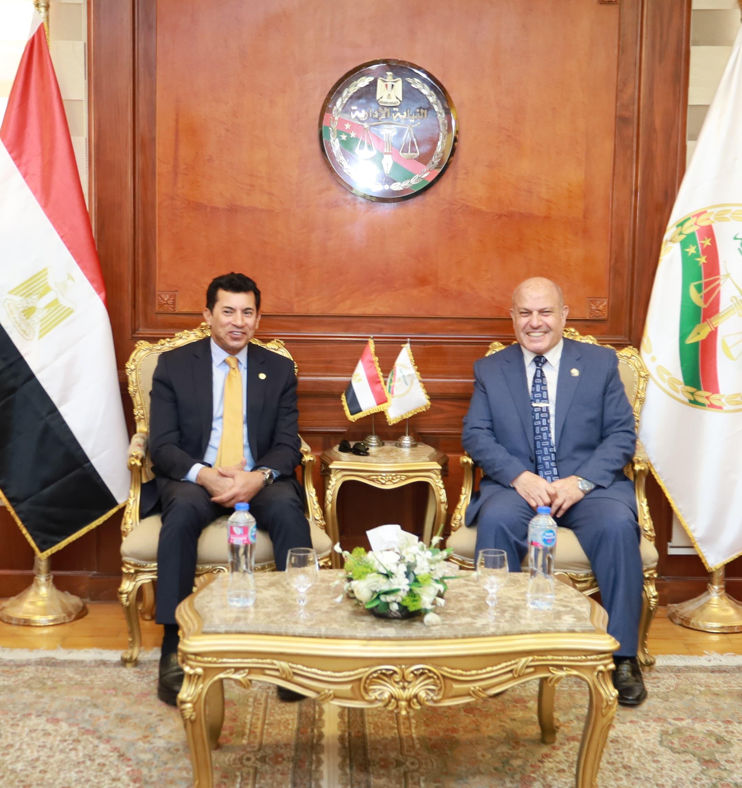 المستشار محمد الشناوى يستقبل وزير الشباب والرياضة (2)