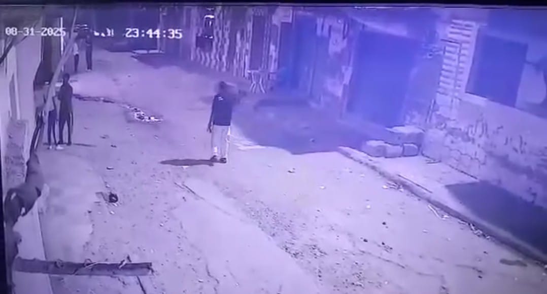 الشاب يسير فى الشارع قبل انهيار العقار