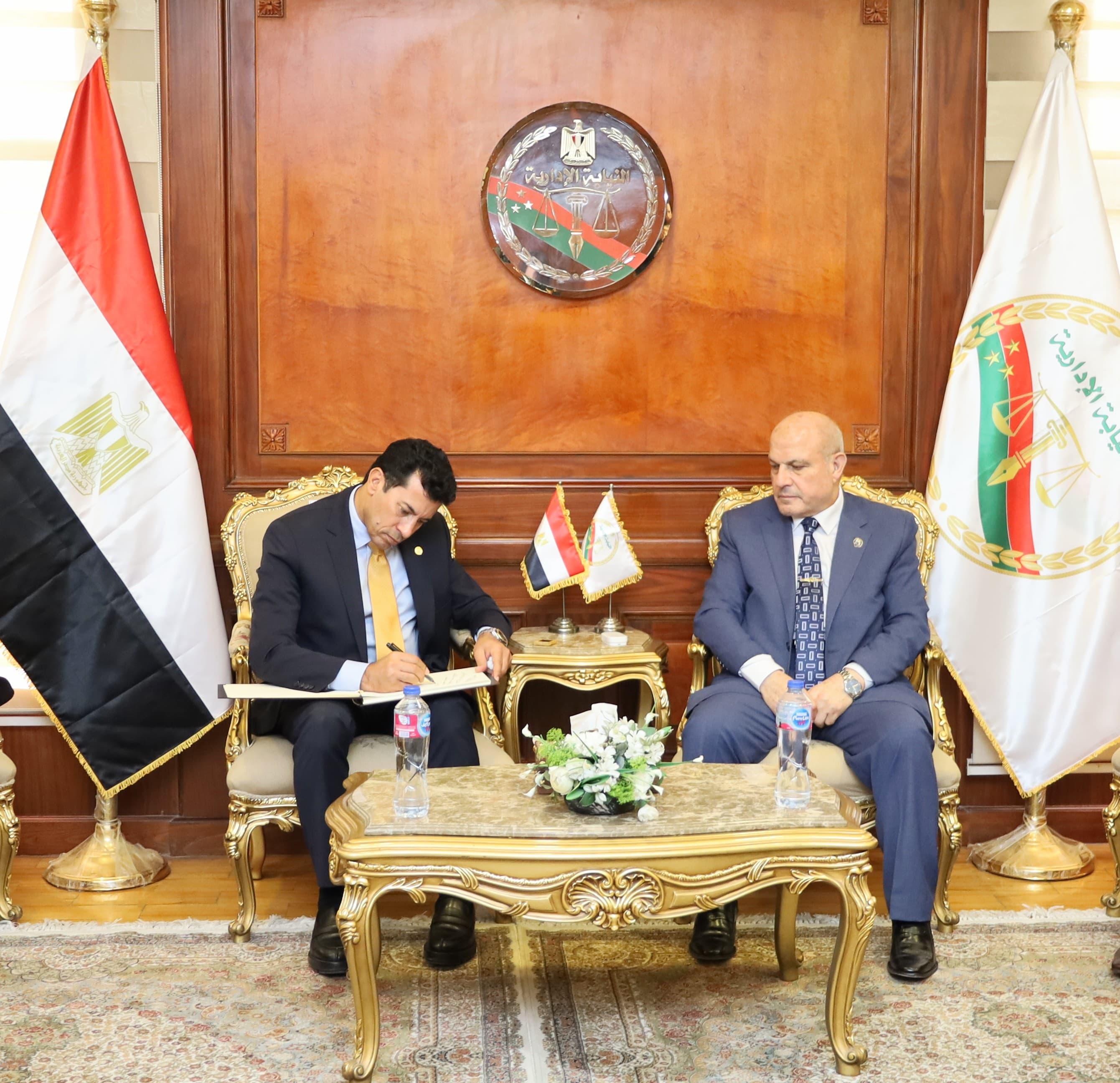 المستشار محمد الشناوى يستقبل وزير الشباب والرياضة (3)