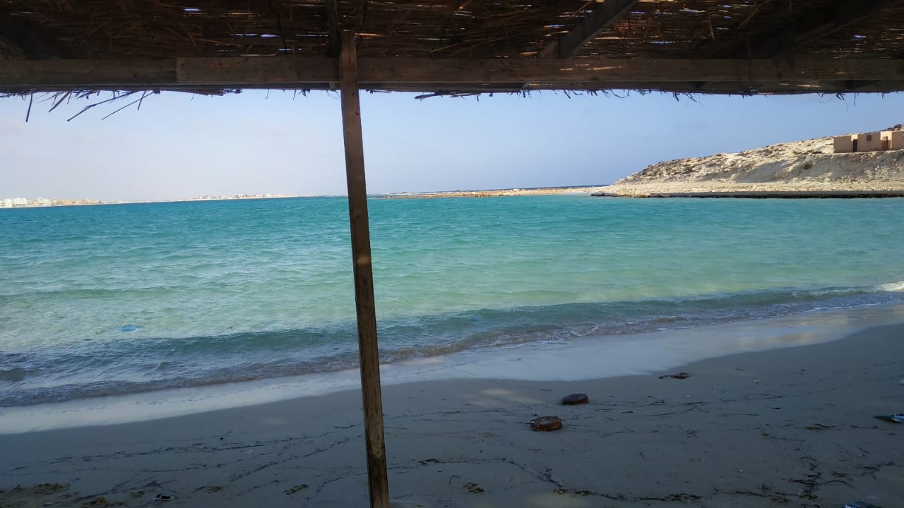 شاطئ روميل في مطروح يناسب سباحة الكبار والصغار