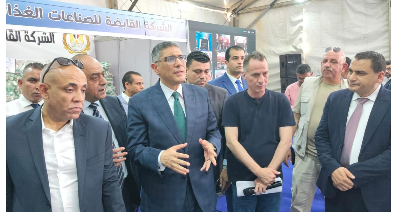 محافظ الجيزة يتابع التجهيزات النهائية لافتتاح معرض أهلاً مدارس الرئيسي بحي العمرانية (2)