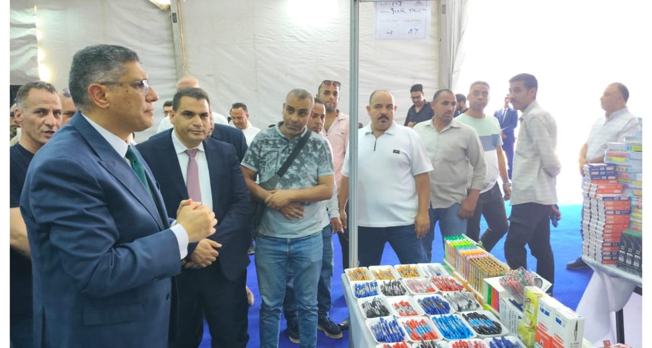 محافظ الجيزة يتابع التجهيزات النهائية لافتتاح معرض أهلاً مدارس الرئيسي بحي العمرانية (3)