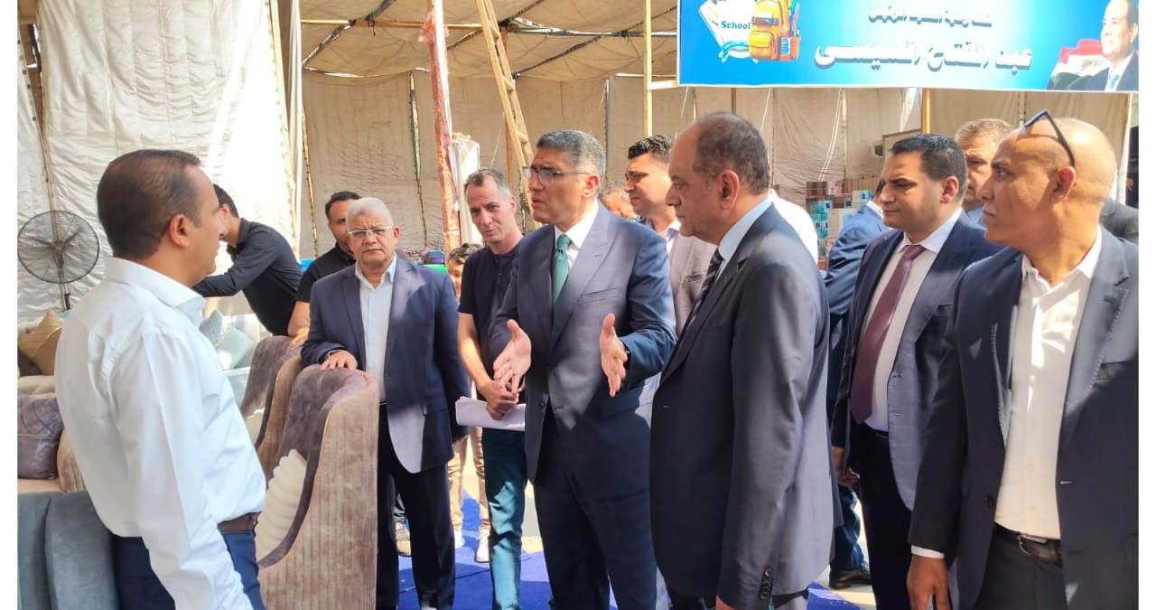 محافظ الجيزة يتابع التجهيزات النهائية لافتتاح معرض أهلاً مدارس الرئيسي بحي العمرانية (4)