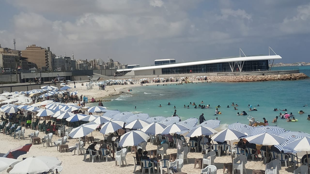 اقبال على شواطئ مطروح خلال شهر 9