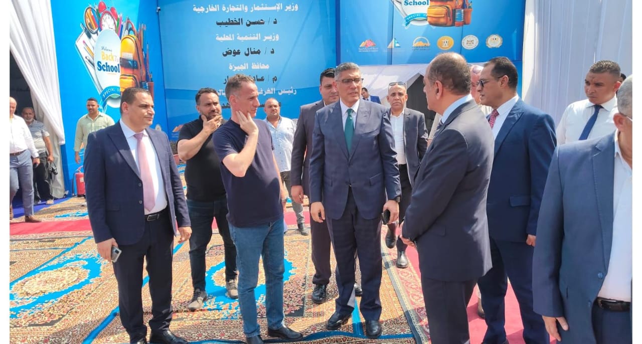 محافظ الجيزة يتابع التجهيزات النهائية لافتتاح معرض أهلاً مدارس الرئيسي بحي العمرانية (5)