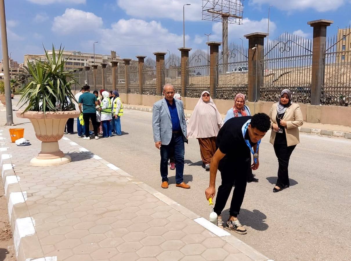طلاب جامعة بنها يشاركون فى تجميليها قبل بدء العام الدراسى الجديد (4)
