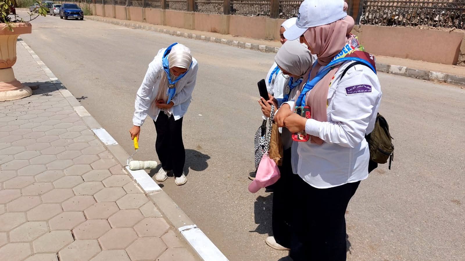 طلاب جامعة بنها يشاركون فى تجميليها قبل بدء العام الدراسى الجديد (3)