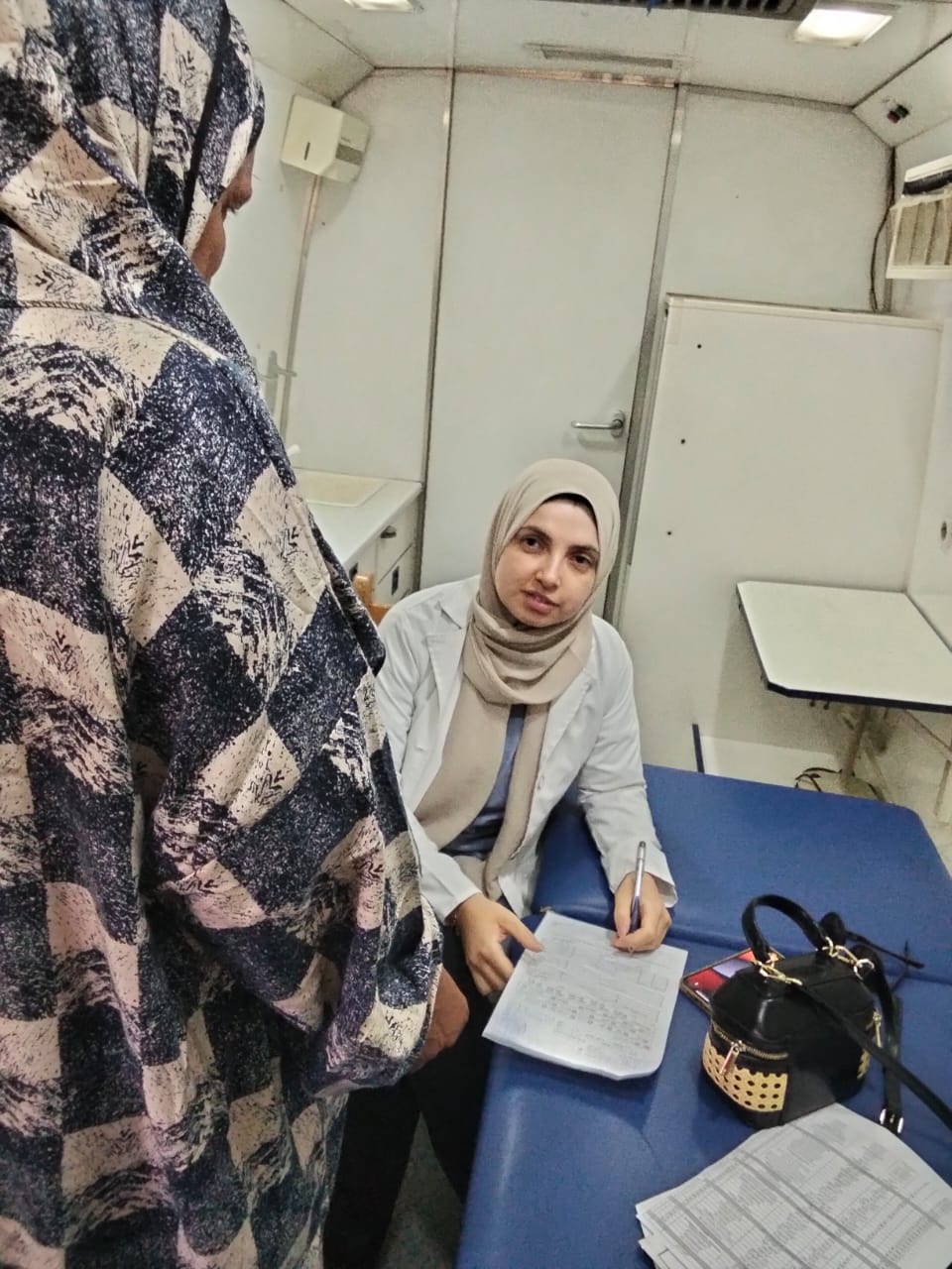 جانب من القافلة الطبية المجانية بقرية أبوسلطان بالإسماعيلية (1)