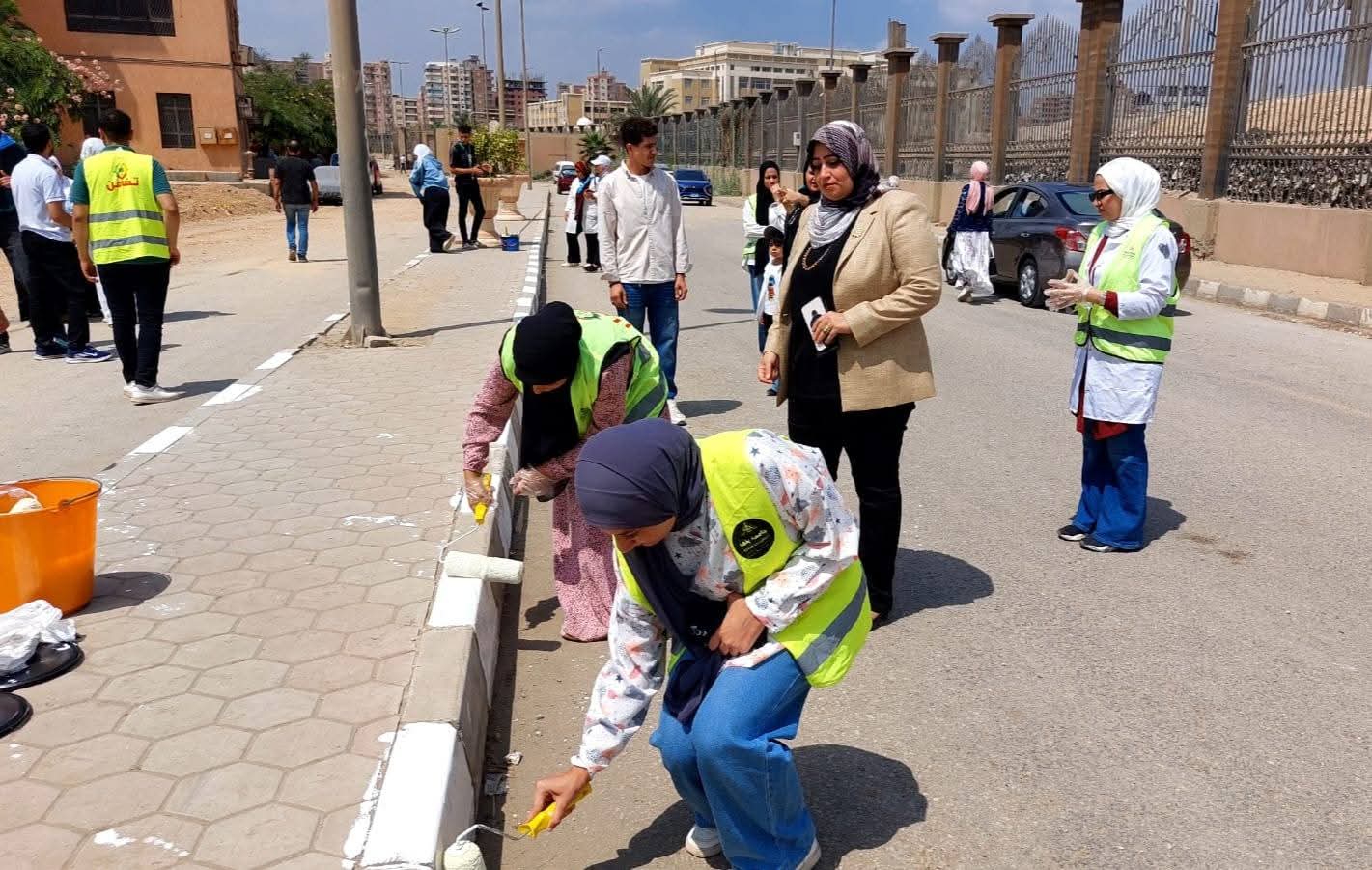 طلاب جامعة بنها يشاركون فى تجميليها قبل بدء العام الدراسى الجديد (2)