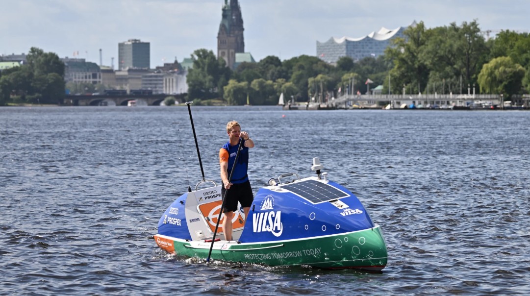 القارب يعمل بالطاقة الشمسية 