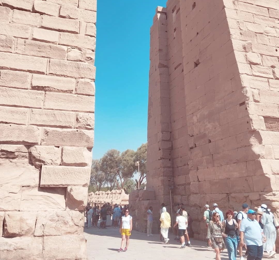 زيارات مميزة لسياح العالم فى معابد الكرنك زيارات مميزة لسياح العالم فى معابد الكرنك