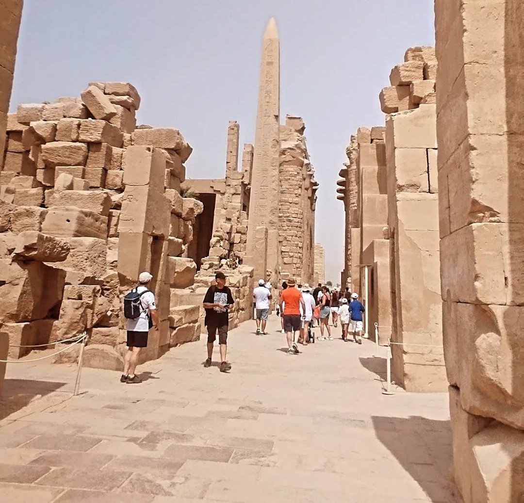 جانب من التوافد السياحى فى معابد الكرنك جانب من التوافد السياحى فى معابد الكرنك