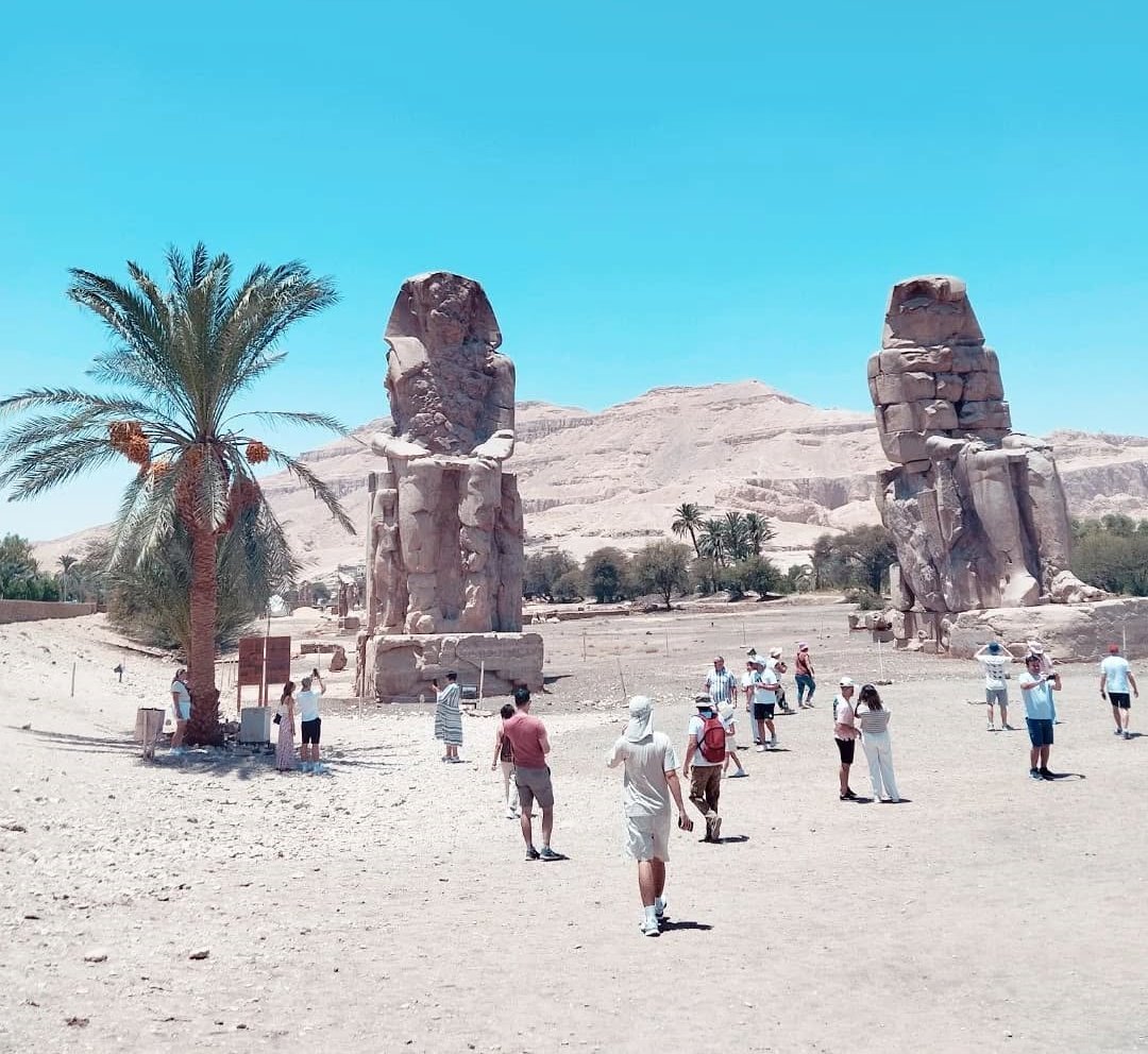 الزيارات السياحية فى منطقة تمثالى ممنون غرب الأقصر الزيارات السياحية فى منطقة تمثالى ممنون غرب الأقصر