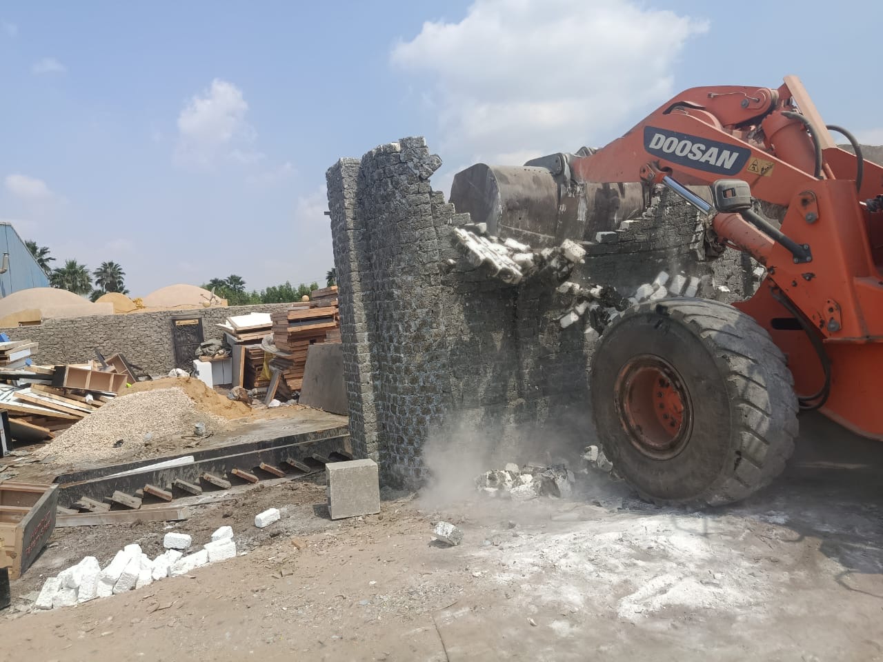 إزالة حالة تعدٍّ على أملاك الدولة والأراضى الزراعية فى العياط والبدرشين إزالة حالة تعدٍّ على أملاك الدولة والأراضى الزراعية فى العياط والبدرشين