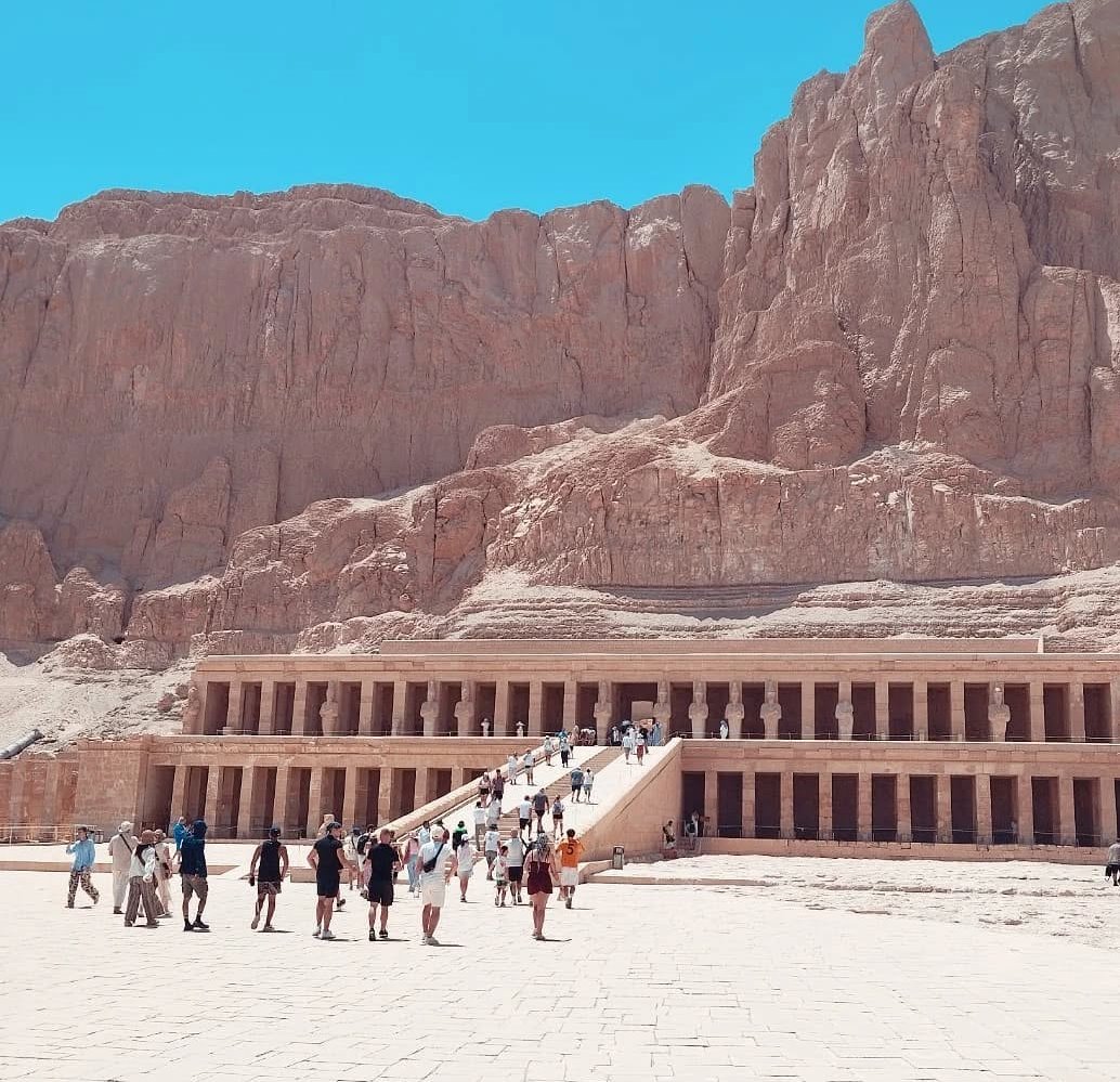 زيارات مبهجة لسياح العالم فى قلب معبد الملكة حتشبسوت زيارات مبهجة لسياح العالم فى قلب معبد الملكة حتشبسوت