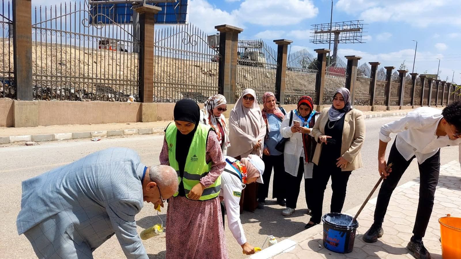طلاب جامعة بنها يشاركون فى تجميليها قبل بدء العام الدراسى الجديد (5)