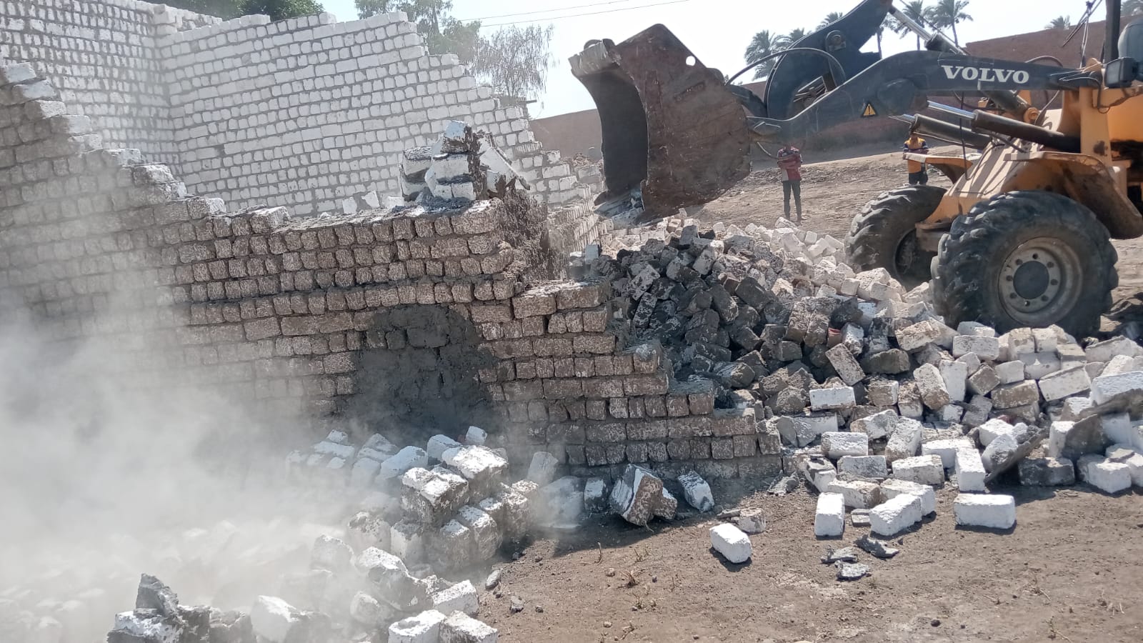 إزالة 27 حالة تعدٍّ على أملاك الدولة والأراضى الزراعية فى العياط والبدرشين إزالة 27 حالة تعدٍّ على أملاك الدولة والأراضى الزراعية فى العياط والبدرشين