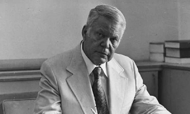 يوسف السباعي