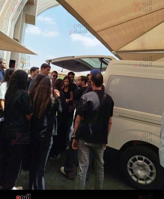 مريم عامر منيب تتعرض للإغماء أثناء جنازة خطيبها عمرو ستين (4)