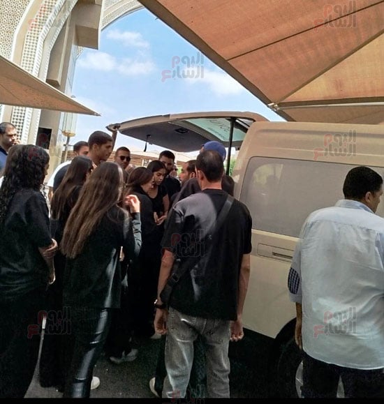 مريم عامر منيب تتعرض للإغماء أثناء جنازة خطيبها عمرو ستين (2)