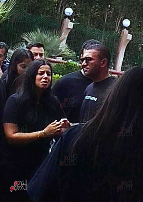 مريم عامر منيب تتعرض للإغماء أثناء جنازة خطيبها عمرو ستين (3)