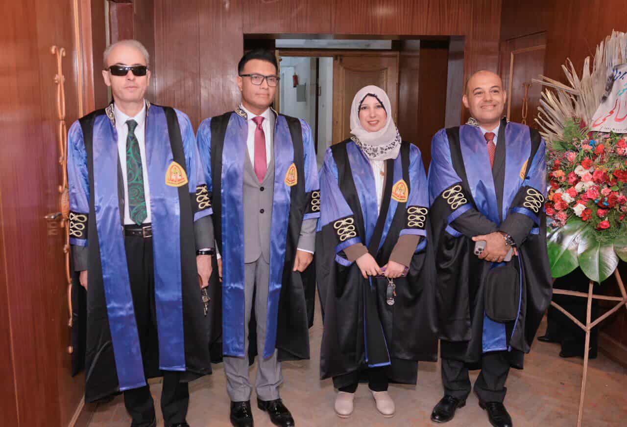 الباحث مع لجنة المناقشة