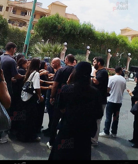 مريم عامر منيب تتعرض للإغماء أثناء جنازة خطيبها عمرو ستين (5)