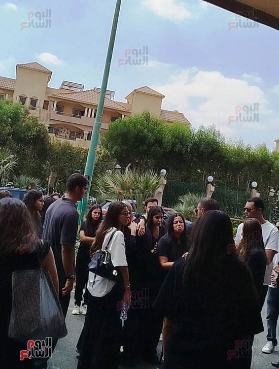 مريم عامر منيب تتعرض للإغماء أثناء جنازة خطيبها عمرو ستين (6)
