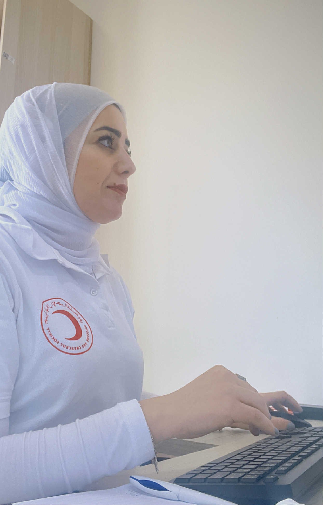 رنا الفقيه خلال عملها بالهلال الأحمر