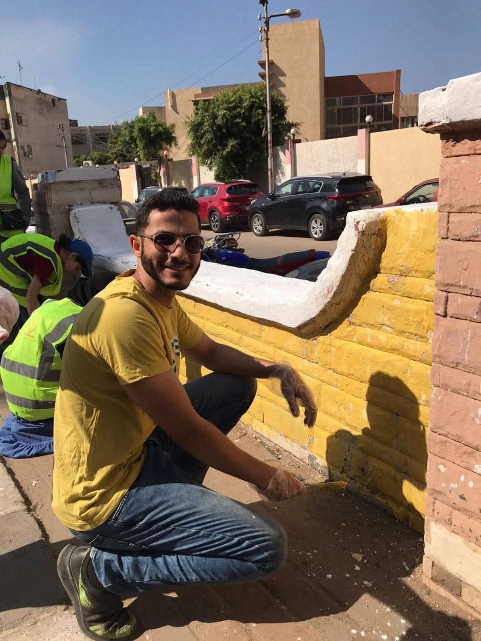 أحد الشباب المتطوع أحد الشباب المتطوع