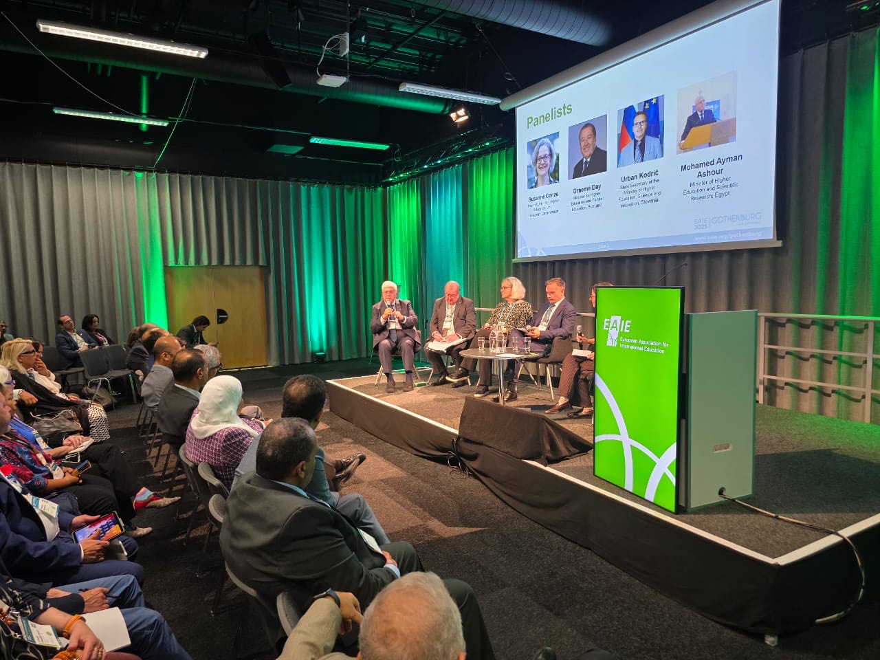 جانب من الورشة جانب من الورشة