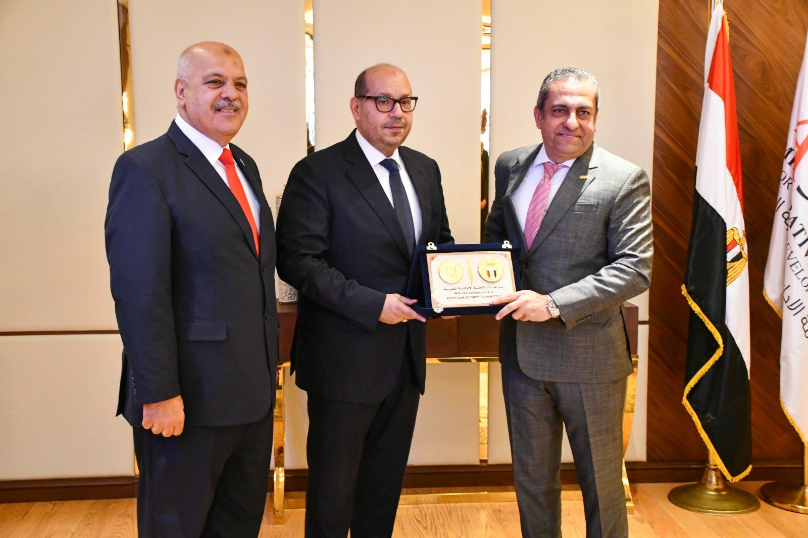 تكريم متبادل بين ياسر  إدريس وخالد عباس فى إطار التعاون الأوليمبي المشترك (4)