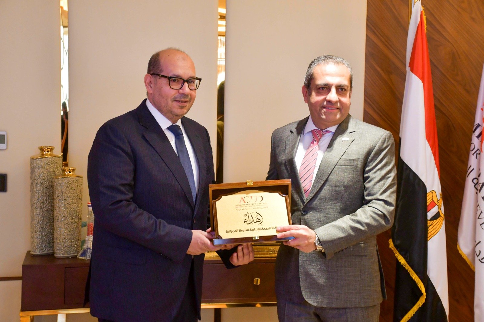 تكريم متبادل بين ياسر  إدريس وخالد عباس فى إطار التعاون الأوليمبي المشترك (5)