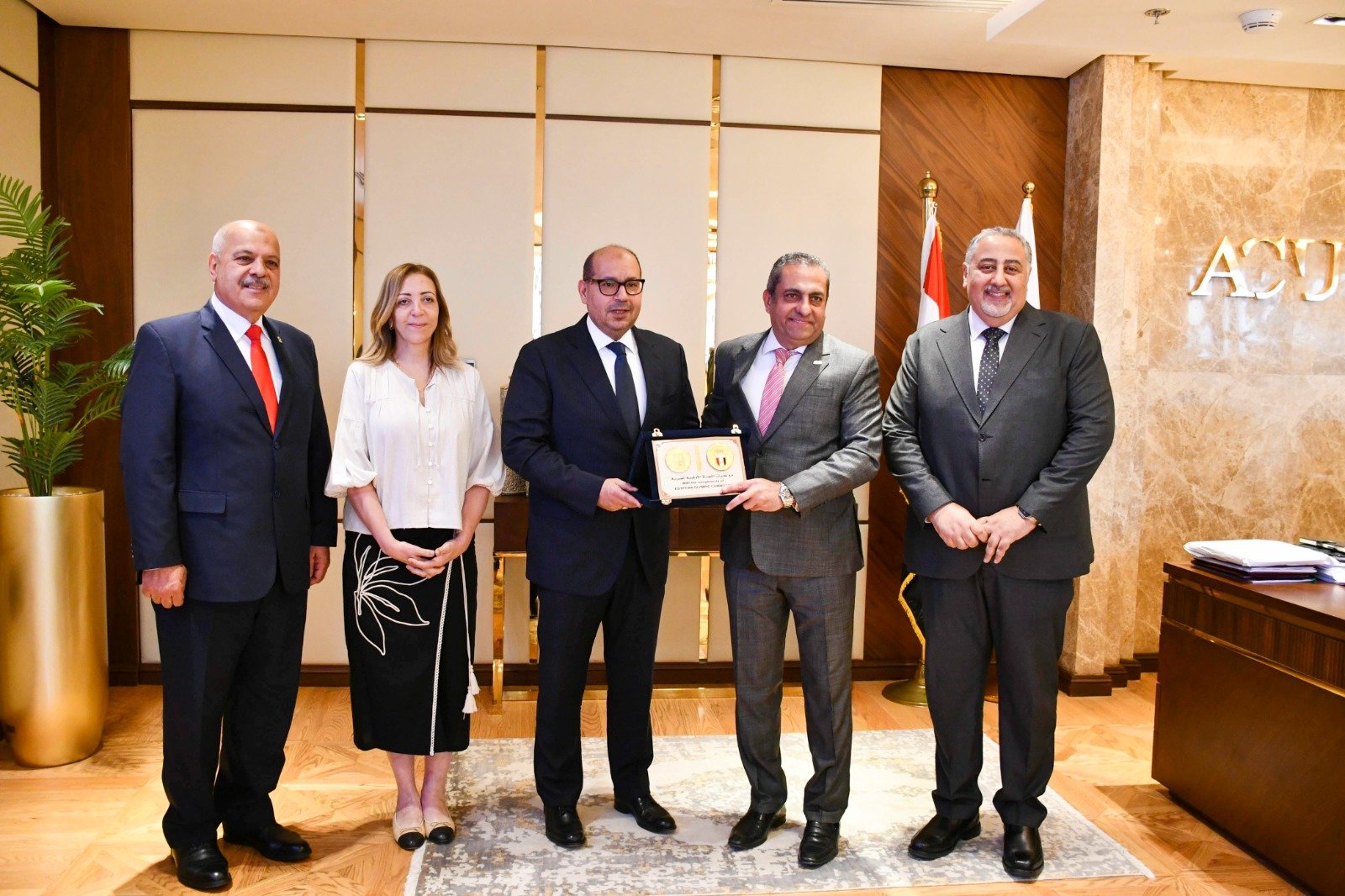 تكريم متبادل بين ياسر  إدريس وخالد عباس فى إطار التعاون الأوليمبي المشترك (2)