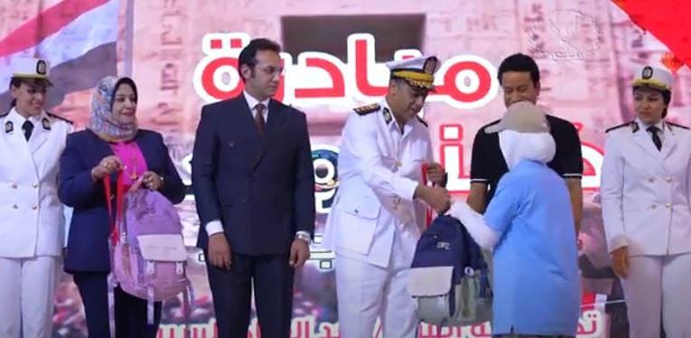 توزيع حقائب دراسية