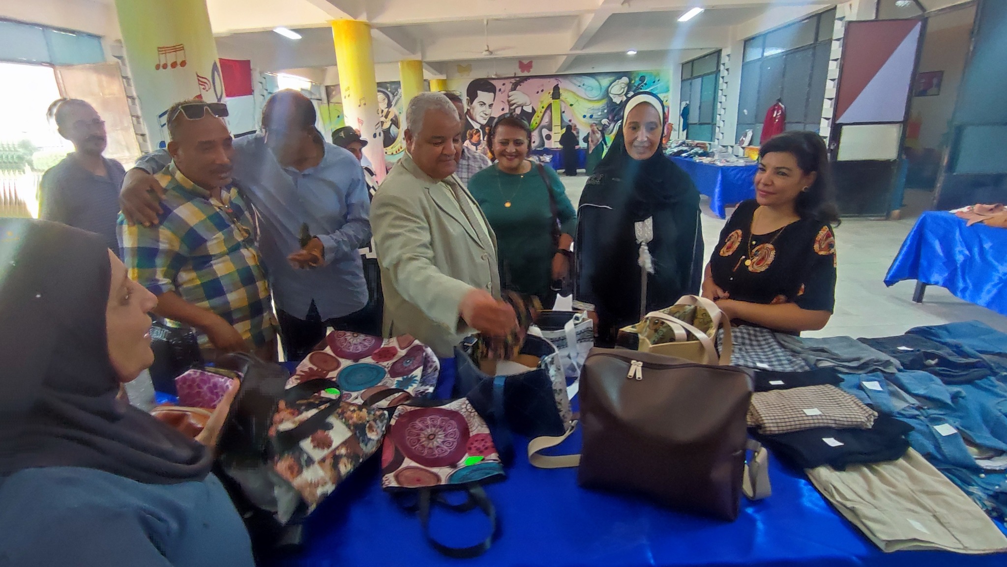 وكيل تعليم الأقصر يتابع الاستعدادات لمعرض أهلاً مدرستي قبل افتتاحه وكيل تعليم الأقصر يتابع الاستعدادات لمعرض أهلاً مدرستي قبل افتتاحه