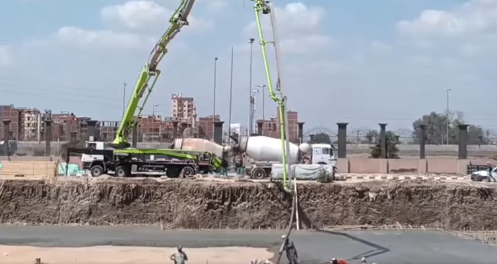 خلال صب الخرسانة
