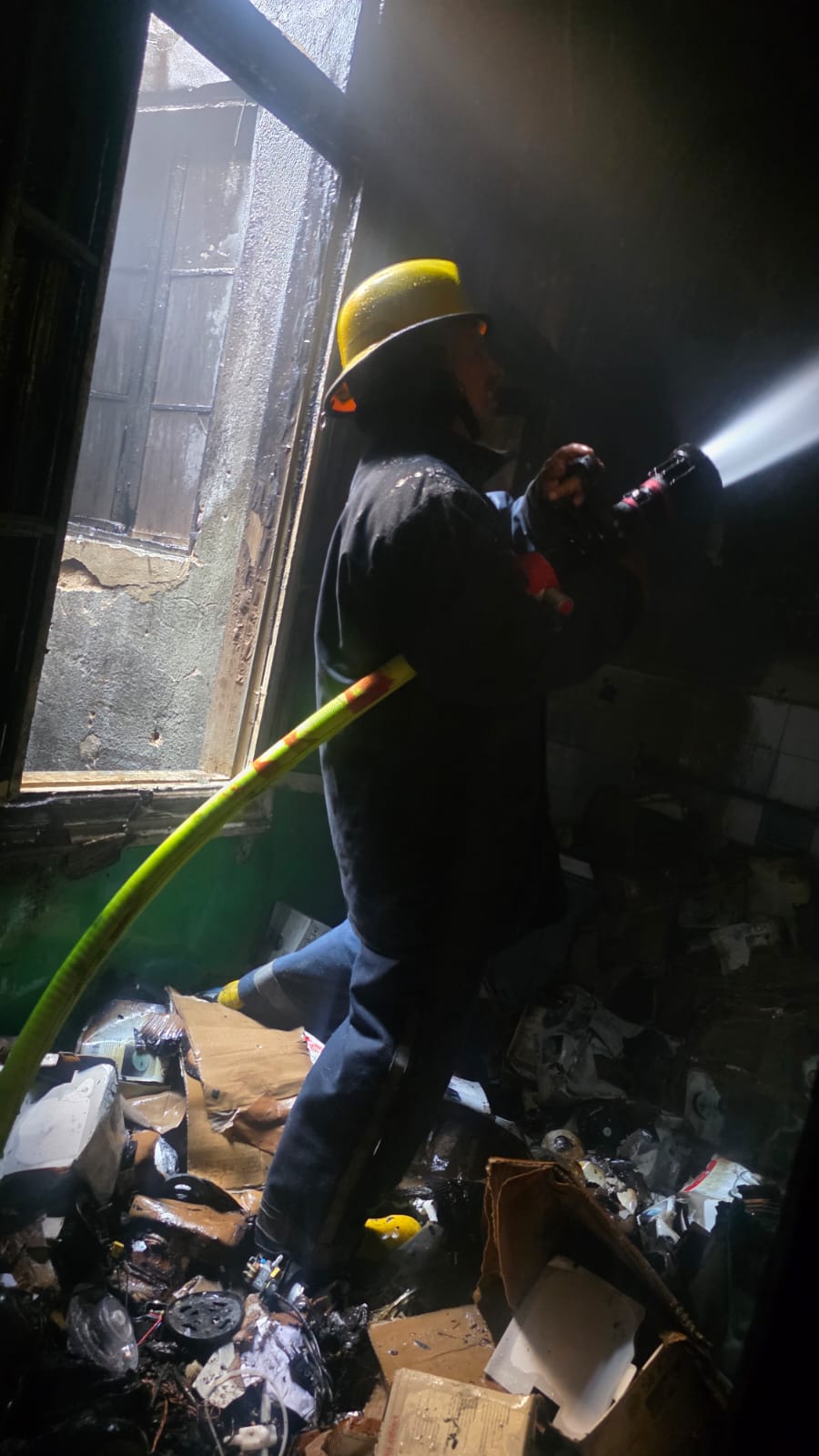 السيطرة على حريق داخل مخزن أجهزة كهربائية  (1)