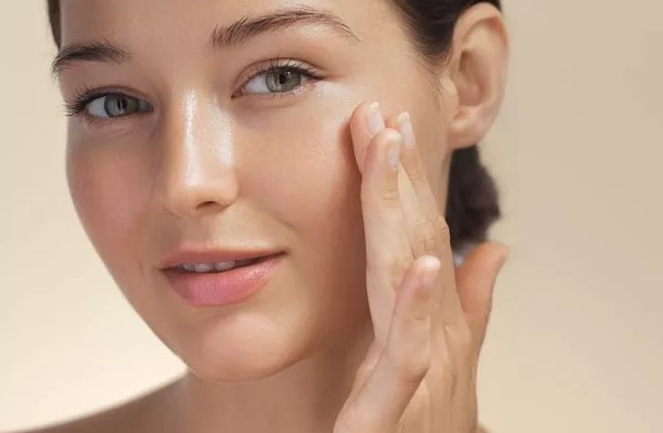 طرق طبيعية لتفتيح الوجه