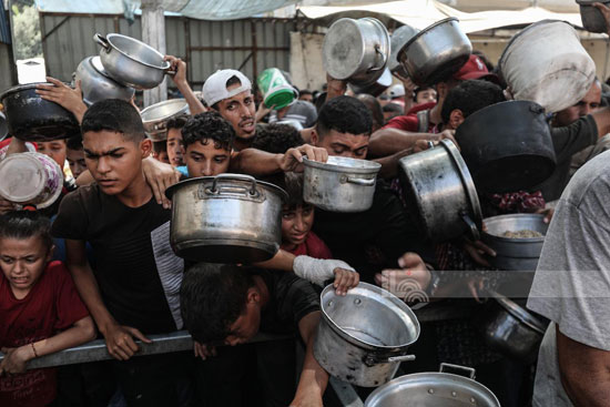 أطفال غزة فى محاولات الحصول على الطعام