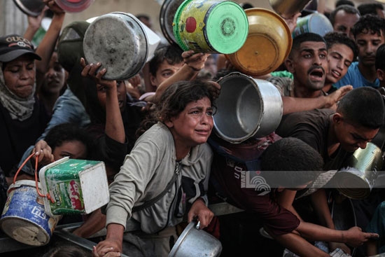 بالدموع طفل تحاول الحصول على الطعام