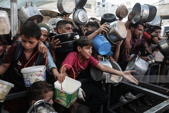 طفل خلال محاولة الحصول على الطعام