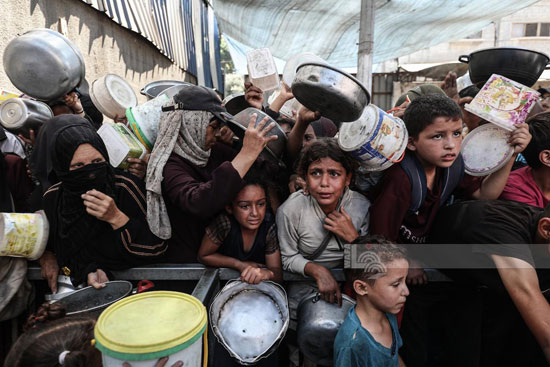 الحزن والدموع فى عيون الأطفا الجوعى